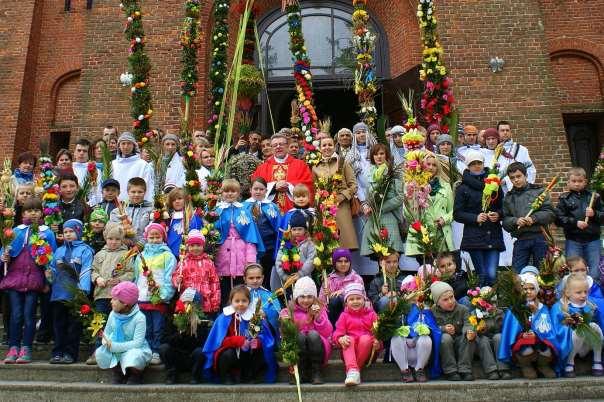 167 Zdjęcie 112 Rok 2014, 13 kwietnia. Niedziela Palmowa (zdjęcie ze zbiorów parafii). Obchody Triduum Paschalnego rozpoczyna msza św.