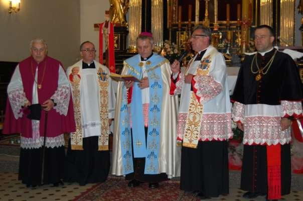 169 Zdjęcie 115 Rok 2014, 13 maja. Podziękowanie dla biskupa Stanisława Jamrozka. Od lewej stoją: ks. Jan Osuch, ks.