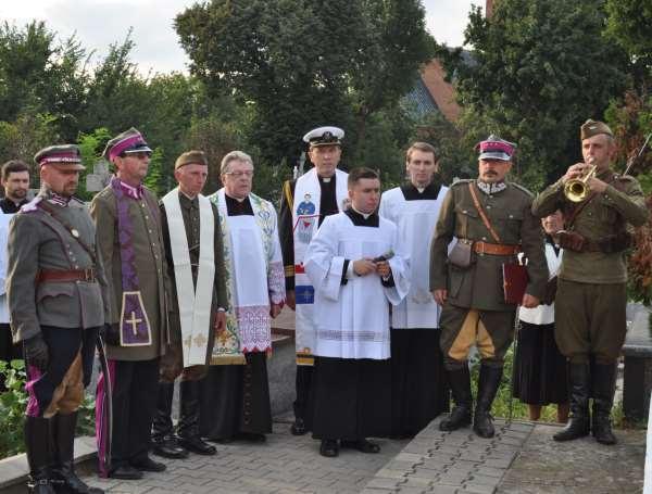 173 sierpnia 2014 roku. O godz. 17 30 na mogile poległych ułanów znajdującej się na cmentarzu w Komarowie, odbył się apel poległych i zostały złożone kwiaty.