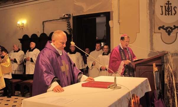 178 Zdjęcie 124 Rok 2015, 15 marca. Wprowadzenie ks. Franciszka Nieckarza na urząd proboszcza parafii Komarów. Od lewej ks. Franciszek Nieckarz, biskup Marian Rojek (zdjęcie ze zbiorów parafii).