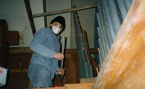 191 Zdjęcie 132 Rok 1995. Remont organów. Na zdjęciu Andrzej Madej (?