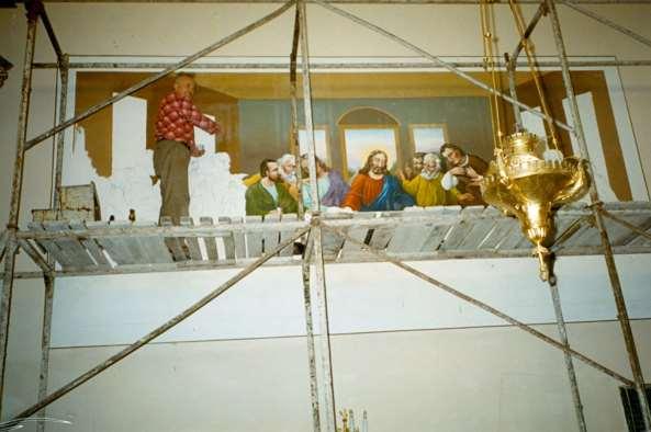 193 Zdjęcie 135 Rok 1996. Remont kościoła (zdjęcie z KPK T1). W 1996 roku rodzice dzieci przystępujących do I Komunii św. kupili alby, peleryny i komże dla ministrantów oraz komże dla księży 867.