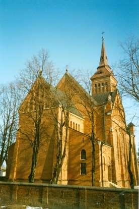 194 Zdjęcie 136 Rok 1997. Kościół w Komarowie (zdjęcie z KPK T1). W 1998 roku rodzice bierzmowanych dzieci złożyli w darze dla kościoła dwa zielone ornaty oraz obrusy na ołtarze.