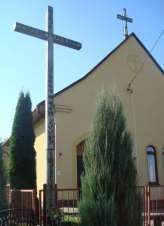 217 Zdjęcie 171 Rok 2014, 18 września. Krzyż misyjny (z 2004 roku) przy kościele filialnym w Janówce Zachodniej.
