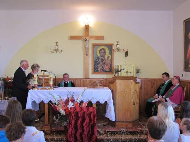 Kościół filialny w Janówce. Podczas mszy św. (zdjęcie ze zbiorów parafii).