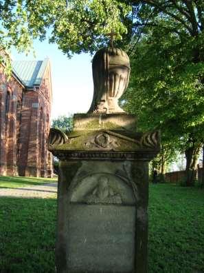 220 Nagrobek 1 Rok 2011, 13 maja. Nagrobek Wincentego Jagnińskiego na cmentarzu przykościelnym (foto Henryk Kulik).