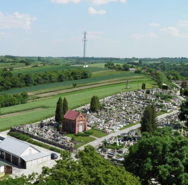 221 Zdjęcie 174 Rok 2011, 31 maja. Cmentarz grzebalny z kaplicą cmentarną. Widok z wieży kościoła (zdjęcie ze zbiorów parafii, autor: Karol Bilewicz).