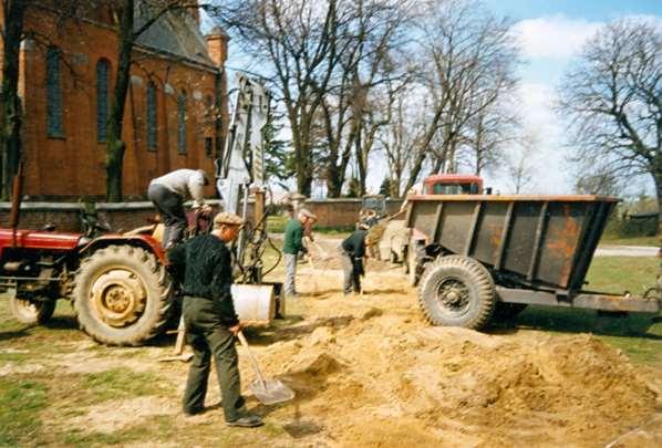 223 Zdjęcie 175 Rok 1998. Budowa bocznej drogi na cmentarz (zdjęcie z KPK T1).
