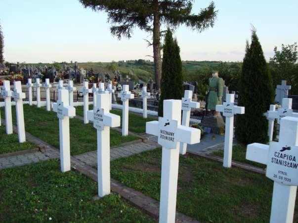 230 Zdjęcie 184 Rok 2011, 13 maja. Cmentarz grzebalny w Komarowie. Kwatera mogił żołnierzy z 1939 roku. Zdjęcie 185 Rok 2014, 30 sierpnia.
