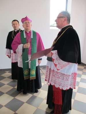 236 wymieniono wszystkie okna i drzwi oraz naprawiono i pomalowano dach. Zamontowano nowy żyrandol i kinkiety (bezimienna ofiarodawczyni).