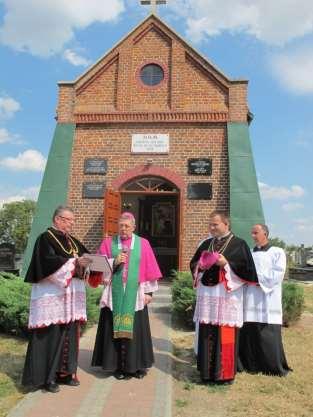 238 Zdjęcie 195 Rok 2012, 5 sierpnia. Przed kaplicą cmentarną. Od lewej: ks. Tomasz Bomba, biskup Mariusz Leszczyński, ks. Grzegorz Chabros, ks. Tadeusz Maciejko (zdjęcie ze zbiorów parafii).