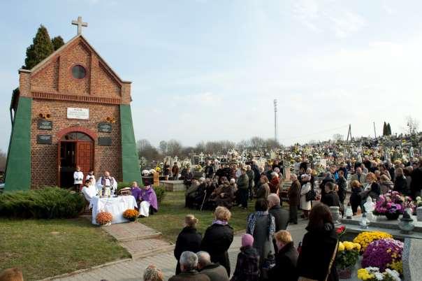 240 Zdjęcie 197 Rok 2013, 2 listopada. Msza św. na cmentarzu parafialnym. Przy ołtarzu od lewej ks.