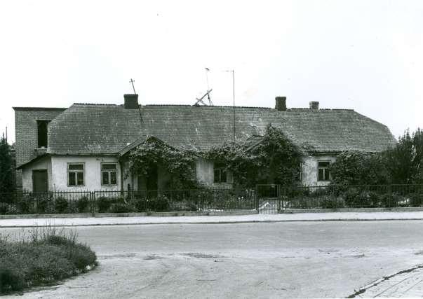 245 Zdjęcie 201 Rok 1974. Stara plebania, w tle budynek nowej plebanii (zdjęcie z KPK T 1).
