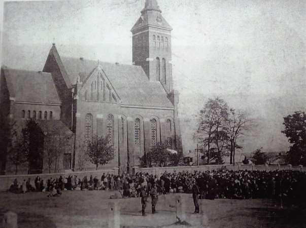 58 Zdjęcie 16 Rok 1942, październik. Żydzi zgromadzeni na placu pomiędzy kościołem a cmentarzem (zdjęcie ze zbiorów śp.