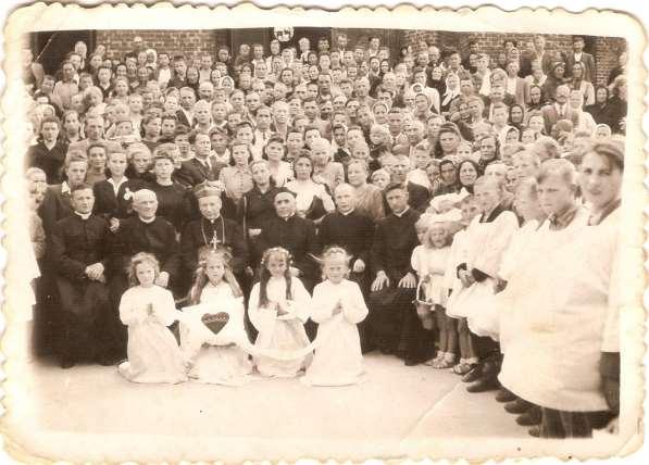 61 funkcjonowało siedem szkół, w tym jedna 7-klasowa 380. Od 7 września do 13 września 1947 roku odbyły się w parafii misje prowadzone przez oo.