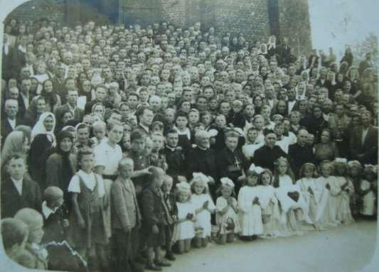 63 Zdjęcie 19 Rok 1947, 14 września. Pamiątkowe zdjęcie po konsekracji kościoła (zdjęcie ze zbiorów Ludwiki Łakomskiej).