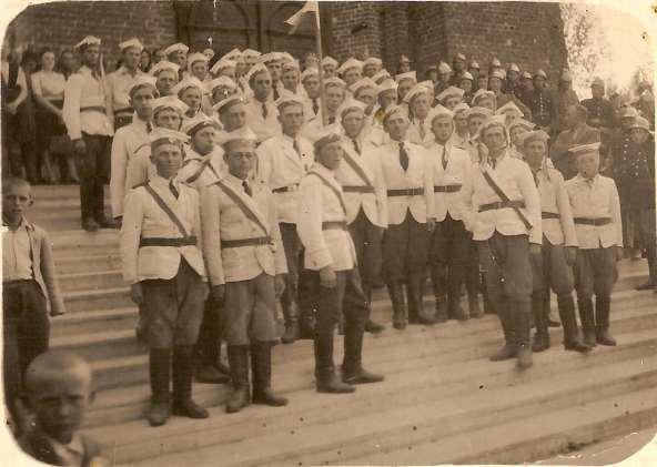 64 Zdjęcie 21 Rok 1947, 13 lub 14 września. Banderia przed kościołem, podczas wizytacji parafii przez biskupa lubelskiego Stefana Wyszyńskiego (zdjęcie ze zbiorów Franciszka Wysłockiego).