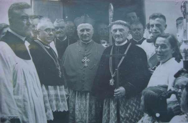 70 Zdjęcie 25 Rok 1954, styczeń. Uroczystość diamentowego jubileuszu kapłaństwa ks. kanonika Piotra Kwoczyńskiego (zdjęcie ze zbiorów Ludwiki Łakomskiej). Od lewej stoją: n, n, biskup Piotr Kałwa, ks.