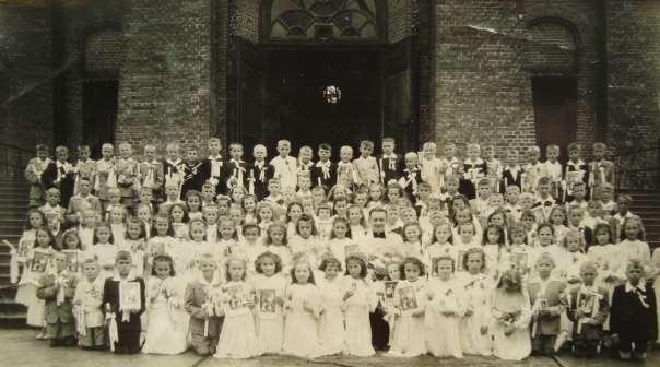 72 Zdjęcie 26 Rok 1958, 12 czerwca. Pierwsza Komunia święta. Dzieci z ks.