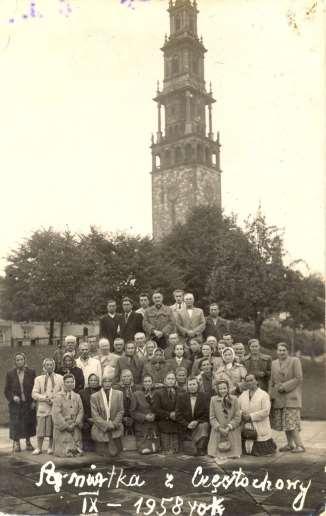 73 Zdjęcie 28 Rok 1958, wrzesień. Pielgrzymka parafian ks. proboszczem Wacławem Cieślickim do Częstochowy (zdjęcie ze zbiorów Marii Wróblewskiej).