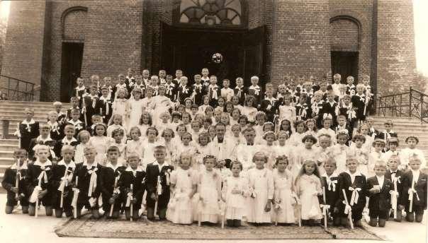 77 Zdjęcie 31 Rok 1962, 24 czerwca. Pierwsza Komunia święta (zdjęcie ze zbiorów Franciszka Wysłockiego). Dzieci z ks. proboszczem Wacławem Cieślickim po lewej stronie, ks.