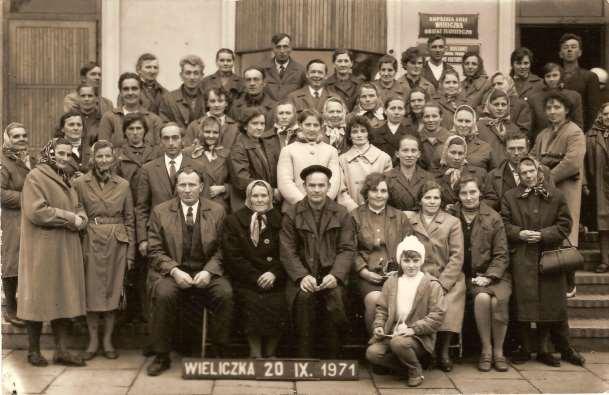 83 Zdjęcie 34 Rok 1971, 20 września. Wieliczka. Pielgrzymka do Częstochowy, zwiedzanie Wieliczki (zdjęcie ze zbiorów Krystyny i Leszka Bryków). Na ławeczce siedzi m.in. ks.