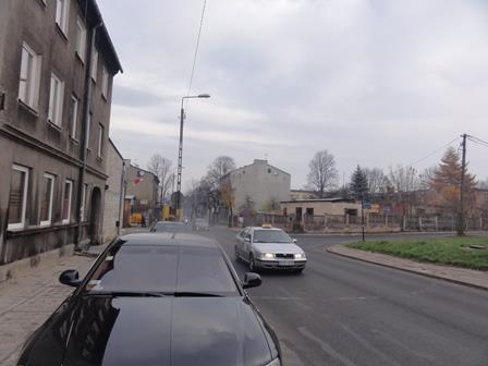 Ulica Konstantynowska położona jest pomiędzy dwoma głównymi ulicami w Pabianicach ulicą Partyzancką i ulicą Warszawską.