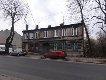 Działka na której położony jest budynek z przedmiotowym lokalem jest ogrodzona, na terenie zlokalizowane zabudowania