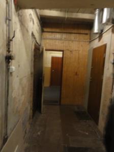 Budynek wyposażony w instalację elektryczną, wodno kanalizacyjną, brak instalacji gazowej.