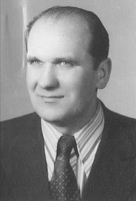 V) Roman Niewęgłowski kierownik Szkoły Podstawowej w Pliszczynie 1973 1975 - porządkuje teren wokół szkoły, -