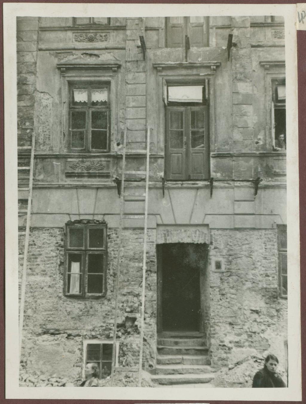 Ikonografia Grodzka 15 Fotografie przedwojenne/pre-war photographs: Grodzka 15, przed odnowieniem, zdjęcie z albumu Zdjęcia z Robót