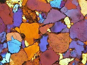 Rys. 11.4 Mikroskopowy obraz piaskowca z Darkova (powiększenie 100x). 11.5 Marmur Marmur z Lipovej (rys. 11.5).