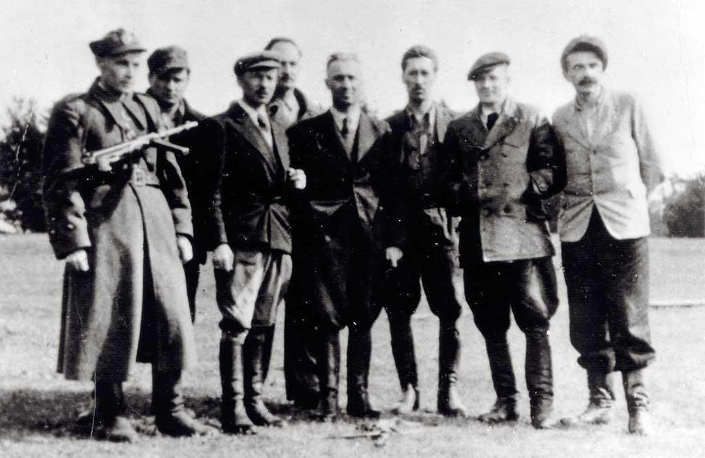 Zenon Jachymek urodził się 9 grudnia 1912 r. w Komarowie na Lubelszczyźnie w rodzinie chłopskiej. Uczęszczał do gimnazjum w Tomaszowie Lubelskim, gdzie w 1933 r. zdał maturę.