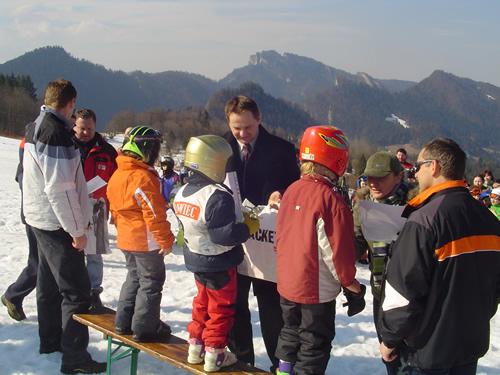 narciarstwie alpejskim i snowboardzie pn. "Mały Puchar Burmistrza Miasta Szczawnica. W zawodach uczestniczyły dzieci oraz młodzież z placówek oświatowych działających na terenie miasta.