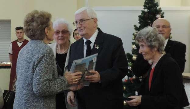 Stanisława SZARYCZ, Danuta ZAWKO i Antoni TUNKIEWICZ. Pani Danuta Zawko odbiera z rąk p. Ryszarda Janosza medal 90-lecia i dyplom. Obok: p. Stanisłąwa Szarycz, p.