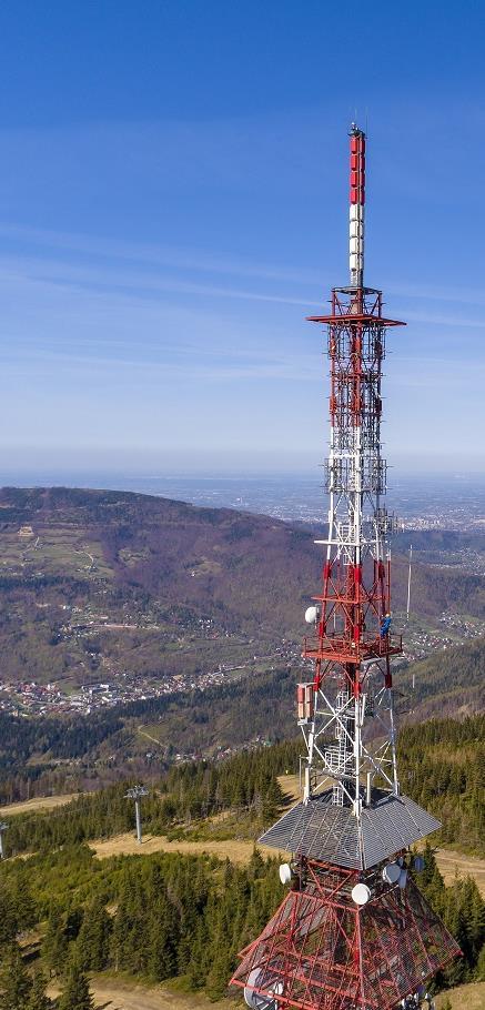 Emitel S.A. Emitel powstał w maju 2002 roku, poprzez wydzielenie ze struktury organizacyjnej Telekomunikacji Polskiej S.A. Historia firmy rozpoczęła się znacznie wcześniej i sięga początków techniki radiotelekomunikacyjnej w Polsce.