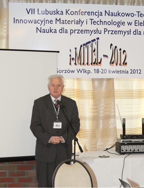 Honorowy Przewodniczący Komitetu Elektrotechniki PAN prof. Kazimierz Zakrzewski w czasie otwarcia Konferencji i-mitel 2012 W Sesji Plenarnej, której przewodniczył dr hab. inż. Stefan Domek prof.