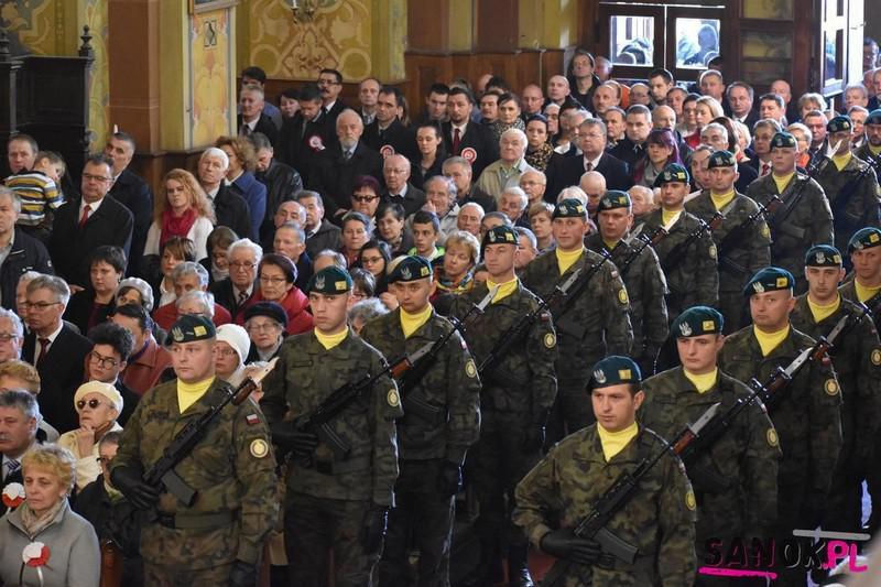 Sanok Wojskowy Komendant Uzupełnień w Sanoku ppłk Dariusz Brzeżawski oraz przedstawiciele komendy uczestniczyli w licznych uroczystościach Narodowego Święta