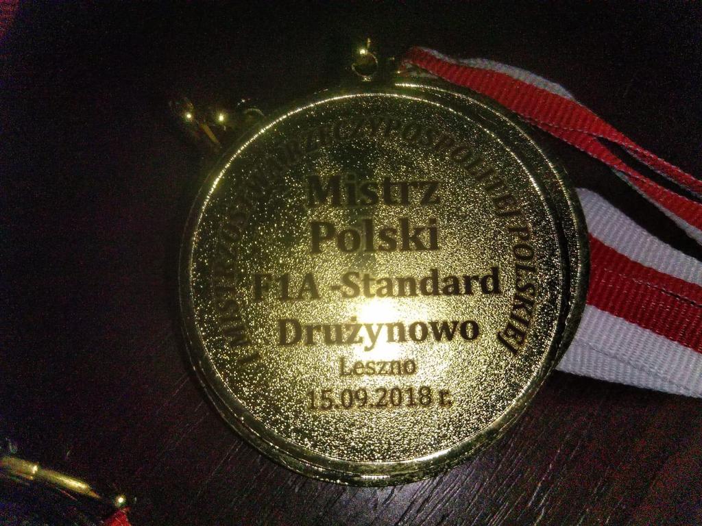 Następny kierunek na naszej drodze to Ułęż, a konkretnie Podlodów. Niegdyś zapasowe lotnisko Szkoły Orląt w Dęblinie. To już październik, bo zawody odbyły się 06.10. znów przy bardzo silnym wietrze.