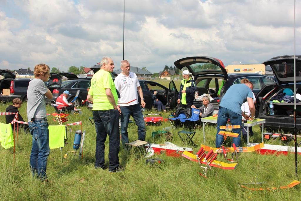 Ekipa AERO-Model-Club ze Środy Wielkopolskiej Linia startu na lotnisku w