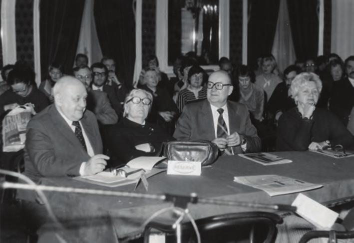 292 W gronie współpracowników ok. 1985 r.: doc. Ryszard Rosin, prof. Helena Brodowska, prof. Stefan Banasiak i prof. Barbara Wachowska. Ze zbiorów prywatnych Andrzeja Banasiaka.