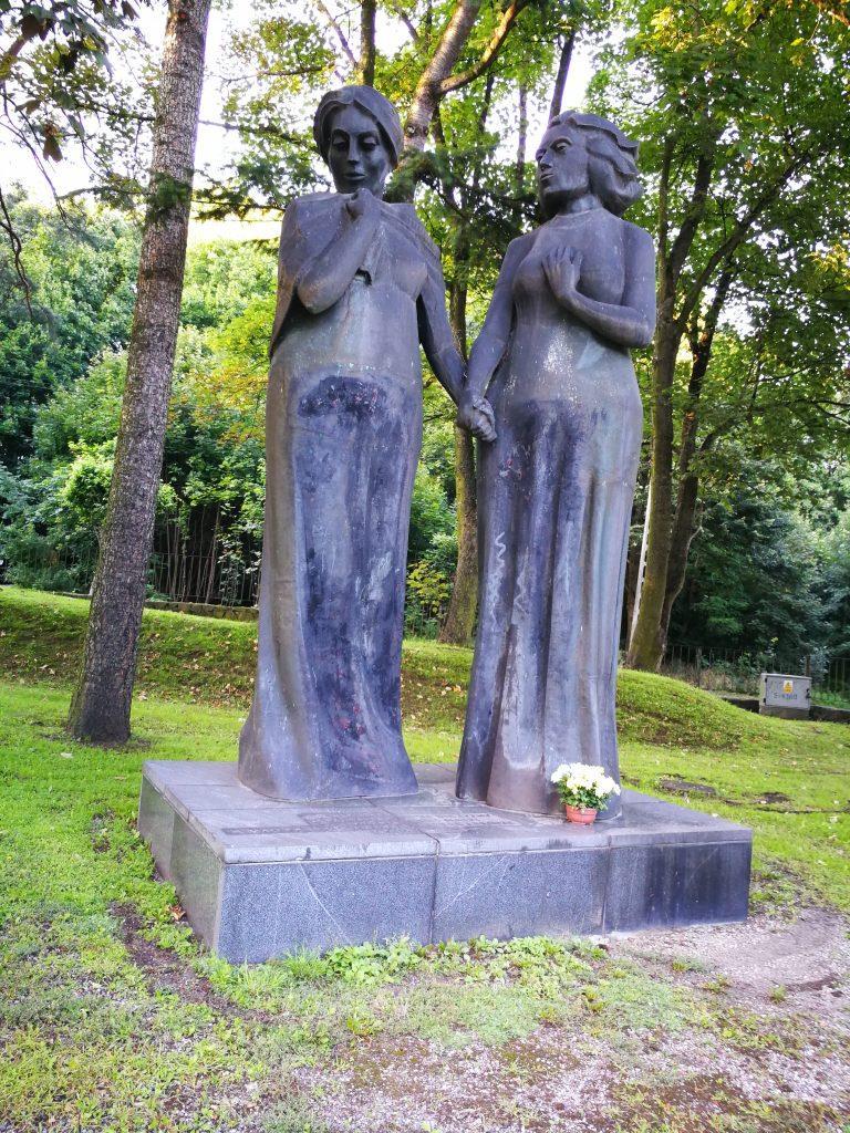 Strona17 Cmentarz Poległych Obrońców Westerplatte godziny otwarcia: brak, to jest teren otwarty, także przyjechać tu można o każdej porze.