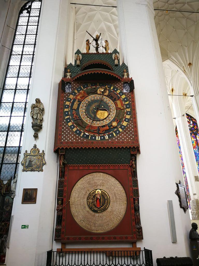 Strona33 Bazylika-Mariacka-w-Gdańsku-zegar-astronomiczny Zwiedzanie możliwe jest od poniedziałku do piątku od 8.00 do 18.00. W soboty i niedziele zwiedzanie możliwe jest tylko, kiedy nie jest odprawiana msza.