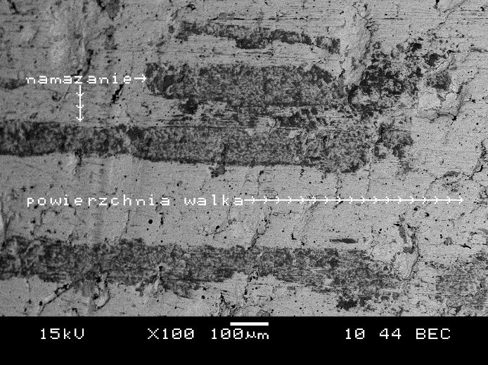 Po wykonaniu dokumentacji makrograficznej przeprowadzono też badania powierzchni wałka w miejscu zużycia frettingowego przy użyciu mikroskopu skaningowego.