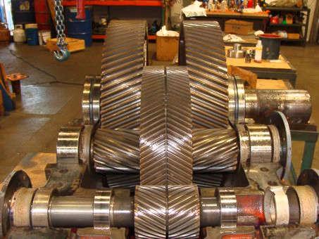 Głównymi komponentami przekładni zębatej są: koła zębate, korpus, wały, łożyska, smar i uszczelnienia. Rys. [http://www.ersgearbox.