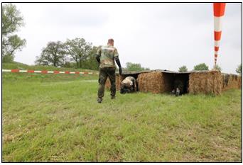 Stacja nr 9 - Czołganie pod drutem / przejście kanałem burzowym Konkurencja polega na