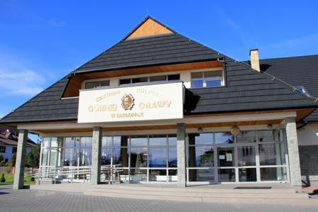 Oczyszczalnia, zbudowana w ramach projektu "Poprawa czystości rzek regionu Orawy-Czarna Orawa, Orawa, Oravica i Jeziora Orawskiego", jest w pełni zautomatyzowana i wyposażona w