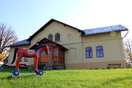W Beskidzkim Centrum Zabawki Drewnianej można zobaczyć stare wzory zabawek ludowych, poznać zasady ich tworzenia, spotkać się z artystami ludowymi, którzy je tworzą, a także wziąć udział w