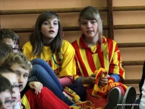 Żółto-czerwoni piłkarze kontynuują swoje wizyty w świętokrzyskich szkołach.