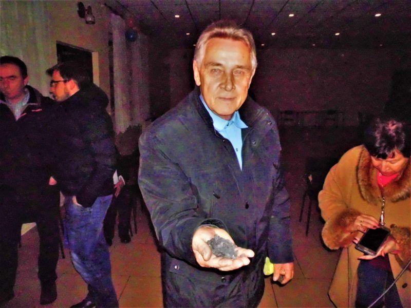 błękitnego węgla sprzedać. Jest bowiem duże zainteresowanie kupowaniem błękitnego węgla i użyciem tego paliwa, nawet za wyższą cenę, bo mieszkańcy chcą poprawić jakość życia w swej okolicy.